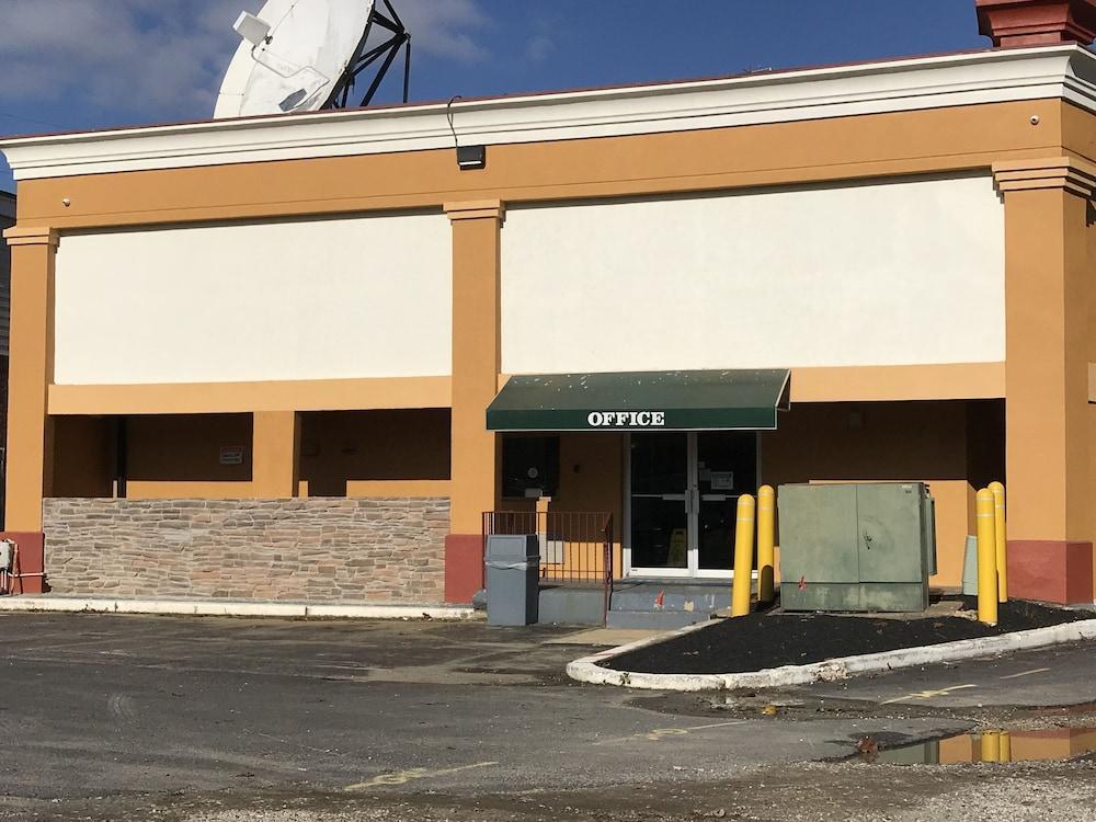Super 8 By Wyndham Gloucester Gloucester City Exterior foto