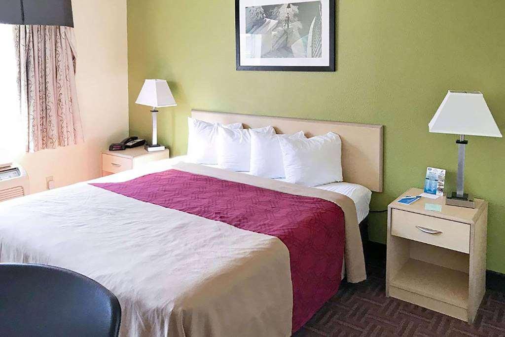 Super 8 By Wyndham Gloucester Gloucester City Quarto foto