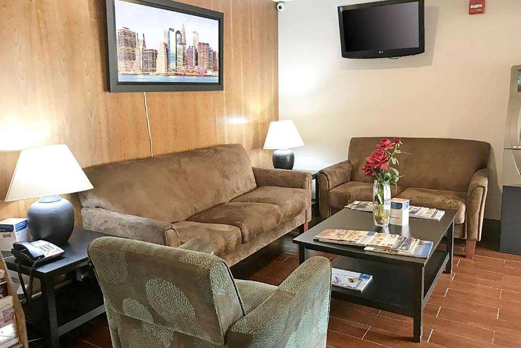 Super 8 By Wyndham Gloucester Gloucester City Interior foto