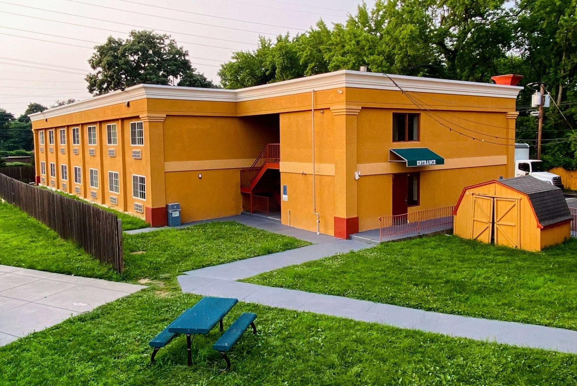 Super 8 By Wyndham Gloucester Gloucester City Exterior foto